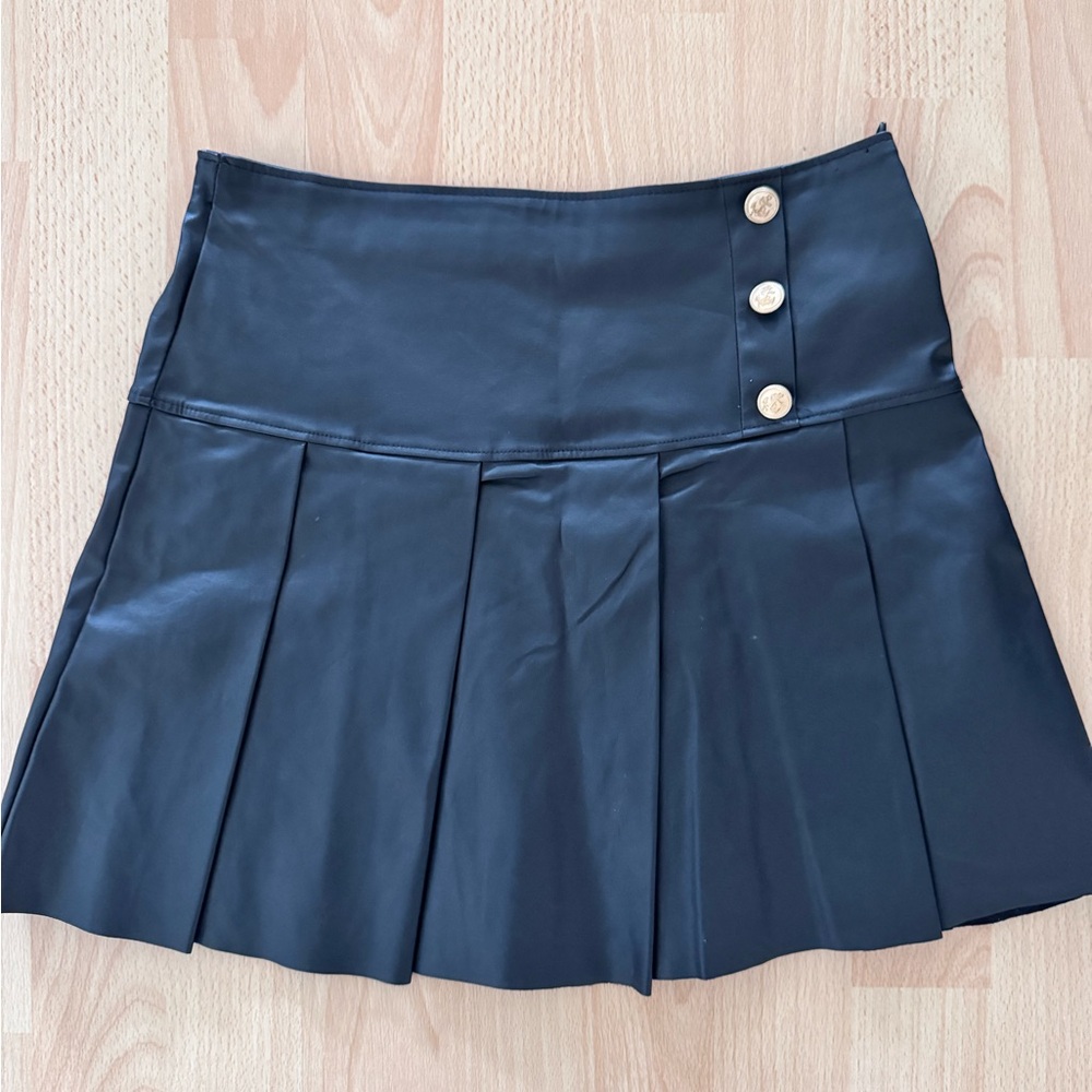 Zara Mini Skirt in black. It is a pleated mini skirt size 11-12 girls